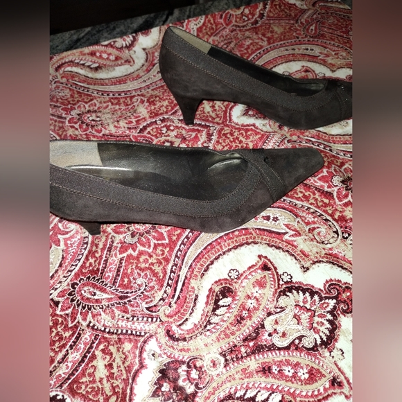 Stuart Weitzman brown suede pumps size 7 like new - Picture 2 of 7